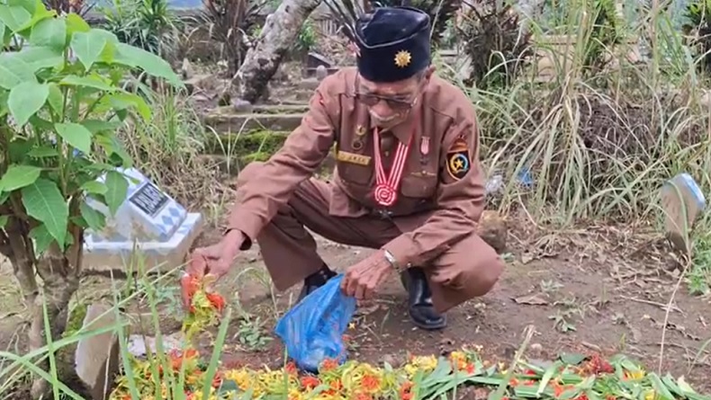 title 70 Tahun Pencarian, Veteran Perang Peristiwa Perobekan Bendera Belanda Temukan Makam Istri 70 Tahun Pencarian, Veteran Perang Peristiwa Perobekan Bendera Belanda Temukan Makam Istri