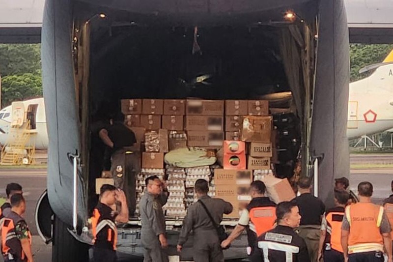 Aeroscue TNI AU Terbangkan Bantuan untuk Korban Erupsi Gunung Lewotobi Laki-Laki - Bagian 2