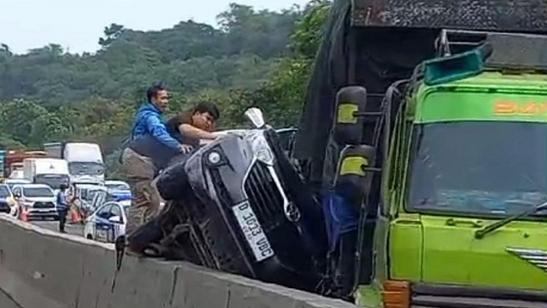 title Kecelakaan di Tol Cipularang, Minibus Ringsek Tergencet Truk dan Tembok Pembatas Jalan Kecelakaan di Tol Cipularang, Minibus Ringsek Tergencet Truk dan Tembok Pembatas Jalan