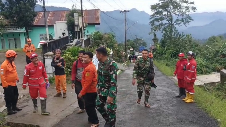 title 300 Personel SAR Gabungan Dikerahkan Cari Korban Longsor Pekalongan 300 Personel SAR Gabungan Dikerahkan Cari Korban Longsor Pekalongan