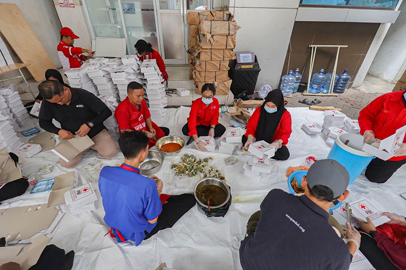 MNC Peduli bersama PMI Bangun Dapur Umum untuk Korban Kebakaran Kemayoran - Bagian 3