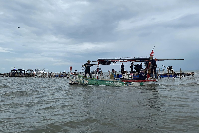 Antusiasme Nelayan Bongkar Pagar Laut di Perairan Tangerang - Bagian 2