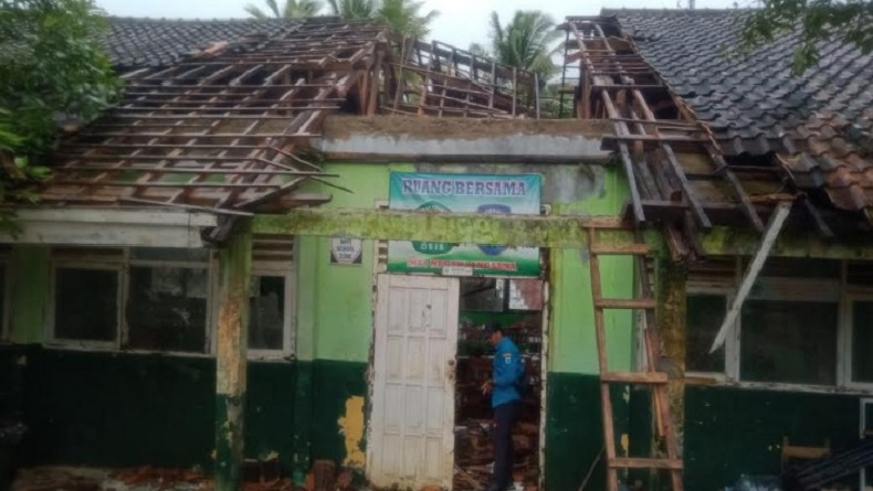 title Atap Gedung Sekolah di Pandeglang Ambruk usai Diguyur Hujan, Siswa Pindah Belajar Atap Gedung Sekolah di Pandeglang Ambruk usai Diguyur Hujan, Siswa Pindah Belajar