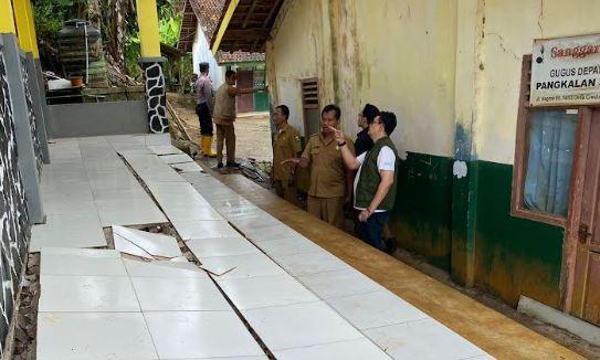 title Dikunjungi MNC Peduli, Warga Harap SD Harapan Sukabumi Direlokasi Dikunjungi MNC Peduli, Warga Harap SD Harapan Sukabumi Direlokasi
