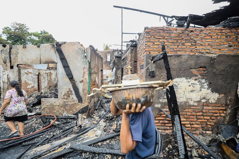 Warga Mengais Barang-Barang Sisa Kebakaran Kemayoran - Bagian 3