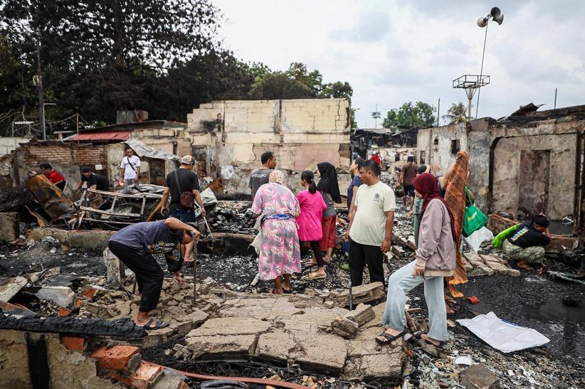 Warga Mengais Barang-Barang Sisa Kebakaran Kemayoran - Bagian 4