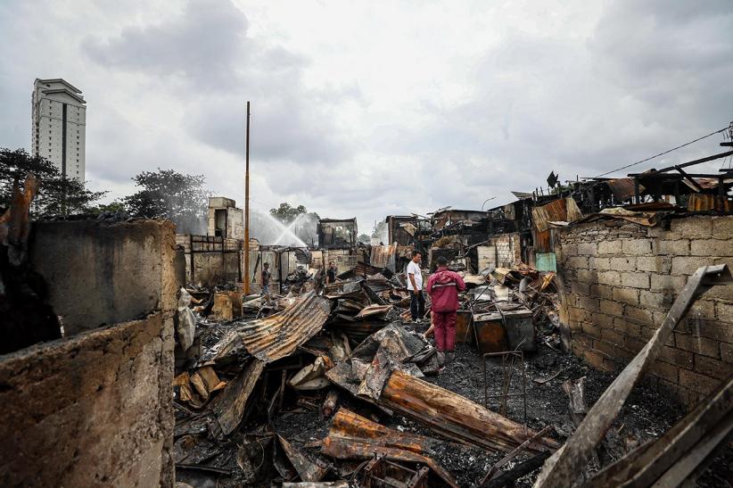 Warga Mengais Barang-Barang Sisa Kebakaran Kemayoran - Bagian 5