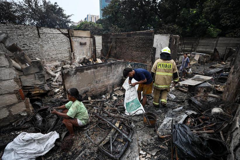 Warga Mengais Barang-Barang Sisa Kebakaran Kemayoran - Bagian 1