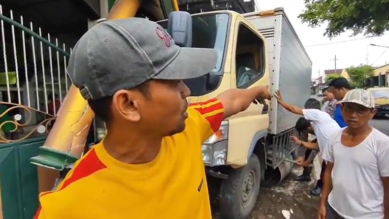 title Sopir Hilang Kendali, Truk Boks Tabrak Masjid di Pasuruan Terekam CCTV Sopir Hilang Kendali, Truk Boks Tabrak Masjid di Pasuruan Terekam CCTV