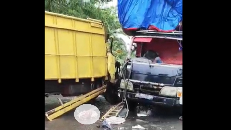 title 2 Truk Tabrakan di Jalintim OKI, 1 Orang Tewas 2 Truk Tabrakan di Jalintim OKI, 1 Orang Tewas