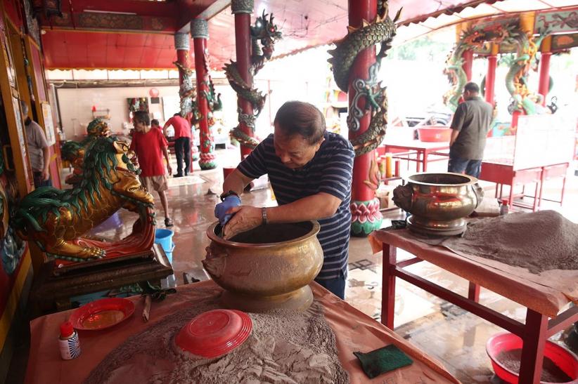 Ritual Bersih-Bersih Patung Dewa dan Vihara Amurva Bhumi Jakarta - Bagian 7