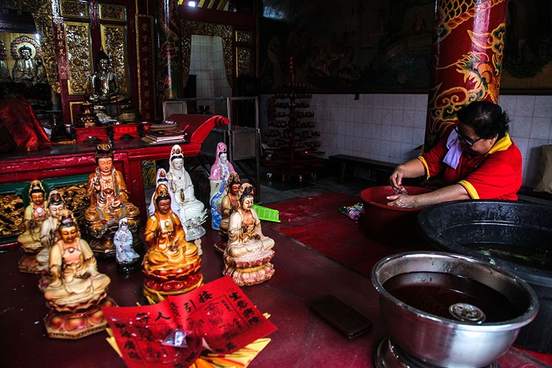 Prosesi Pencucian Patung Dewa Jelang Imlek 2025 - Bagian 1