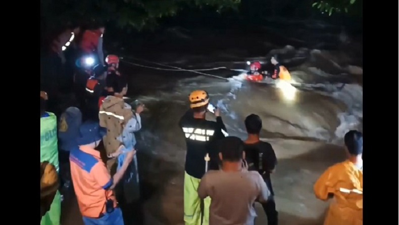 title 6 Mahasiswa Unhas Makassar Terseret Arus Sungai di Maros, 3 Orang Tewas 6 Mahasiswa Unhas Makassar Terseret Arus Sungai di Maros, 3 Orang Tewas