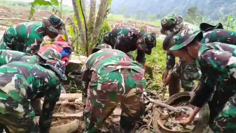 Puluhan Motor Dievakuasi dari Timbunan Longsor di Pekalongan