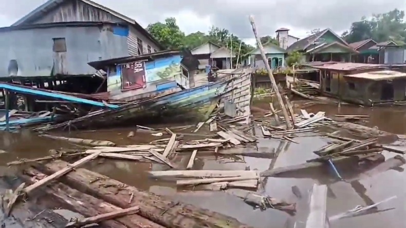 title Terseret Arus Deras Sungai Mentaya, Tugboat Tabrak Kapal Penyeberangan dan Rumah Terseret Arus Deras Sungai Mentaya, Tugboat Tabrak Kapal Penyeberangan dan Rumah