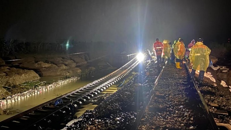 Jalur KA di Grobogan Ditutup Imbas Banjir Luapan Sungai Tuntang, KAI Minta Maaf