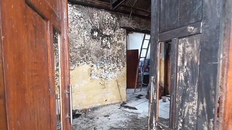 title Cekcok dengan Suami, Istri di Probolinggo Beli Bensin lalu Bakar Rumah Cekcok dengan Suami, Istri di Probolinggo Beli Bensin lalu Bakar Rumah