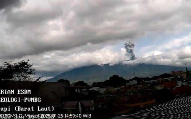 Gunung Marapi 2 Kali Meletus Hari Ini, Lontarkan Abu Vulkanik 750 Meter