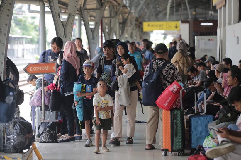 Libur Panjang, Puluhan Ribu Penumpang Padati Stasiun Pasar Senen  - Bagian 3