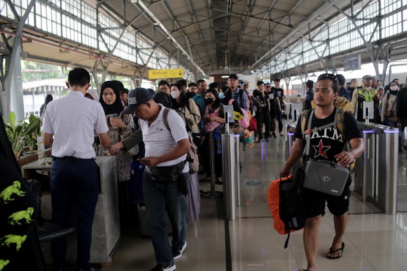 Libur Panjang, Puluhan Ribu Penumpang Padati Stasiun Pasar Senen  - Bagian 2