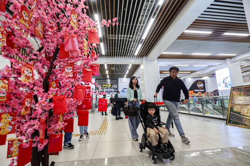 Stasiun Kereta Cepat Dihiasi Dekorasi Imlek - Bagian 3