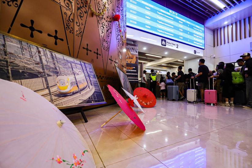 Stasiun Kereta Cepat Dihiasi Dekorasi Imlek - Bagian 5