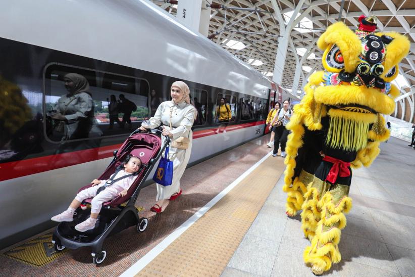 Stasiun Kereta Cepat Dihiasi Dekorasi Imlek - Bagian 2