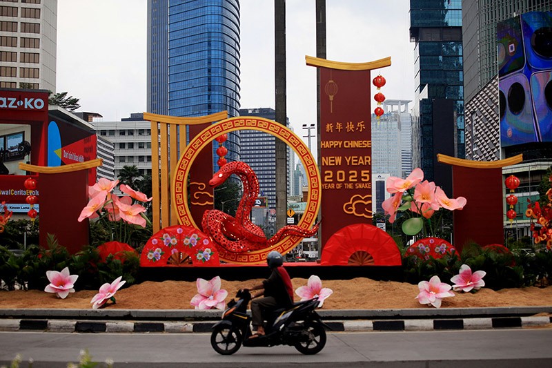 Sambut Imlek 2025, Dekorasi Shio Ular Kayu Menghiasi Bundaran HI - Bagian 2
