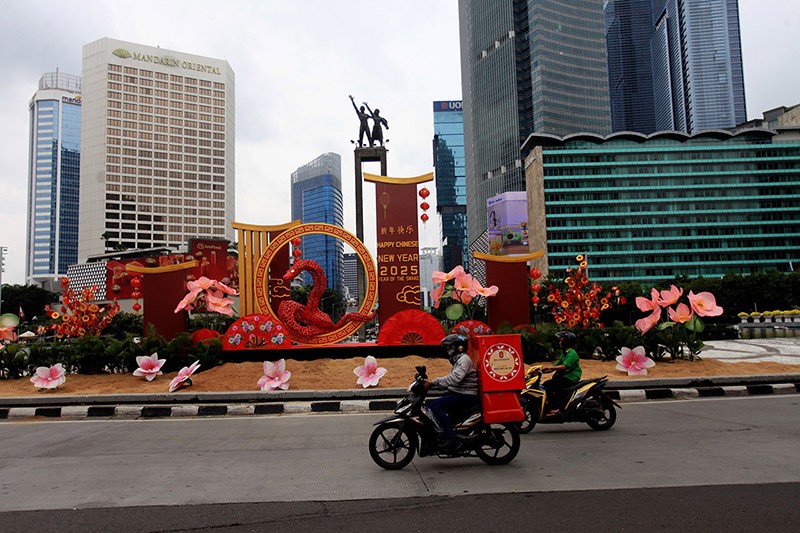 Sambut Imlek 2025, Dekorasi Shio Ular Kayu Menghiasi Bundaran HI - Bagian 1