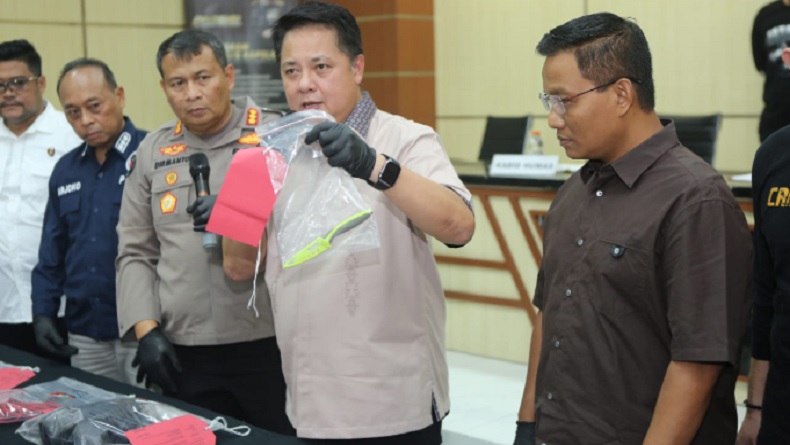 title Potongan Tubuh Wanita Dimutilasi Dalam Koper Sempat Disimpan di Rumah Nenek Pelaku Potongan Tubuh Wanita Dimutilasi Dalam Koper Sempat Disimpan di Rumah Nenek Pelaku
