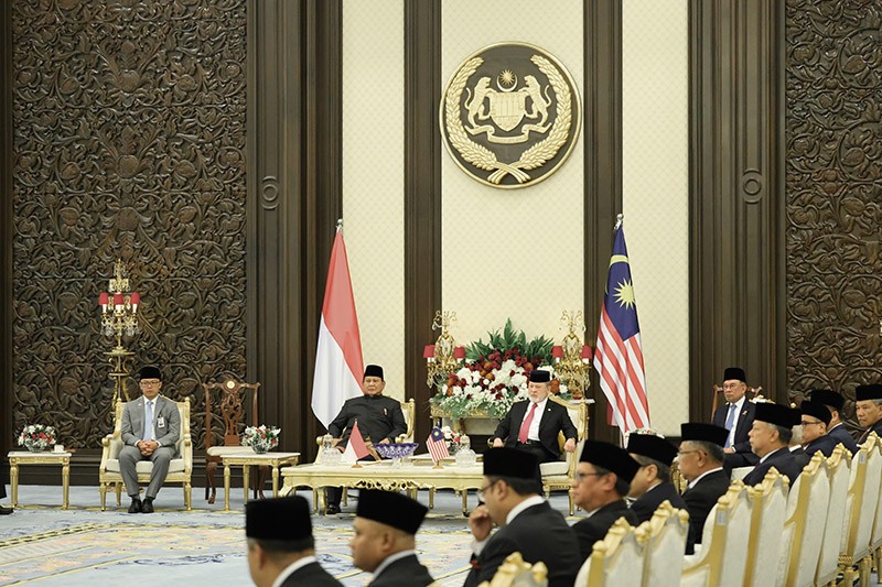 Presiden Prabowo Pakai Beskap Melayu Hitam Disambut Upacara Kenegaraan Raja Malaysia - Bagian 4