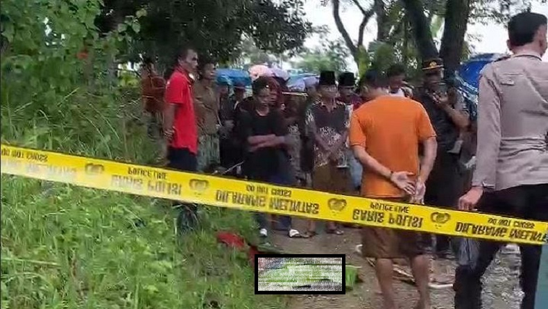 title Sampang Gempar, Pria Pakai Sarung Tewas di Pinggir Jalan Diduga Dibunuh Sampang Gempar, Pria Pakai Sarung Tewas di Pinggir Jalan Diduga Dibunuh