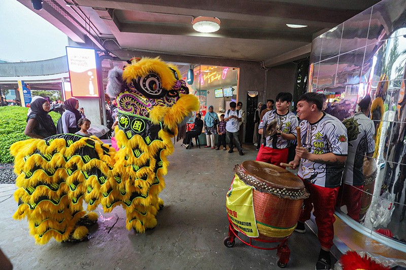 Atraksi Barongsai Hibur Pengunjung Taman Literasi Blok M - Bagian 4