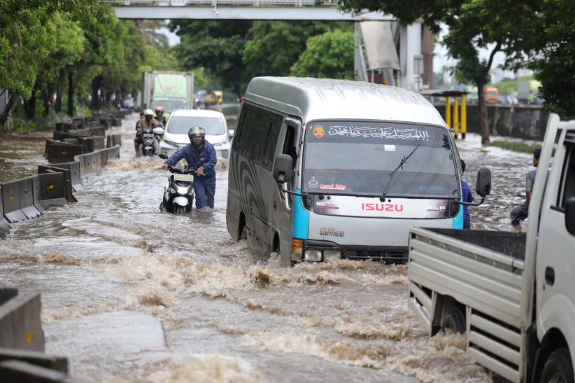 Kendaraan Nekat Terobos Banjir di Jalan Daan Mogot - Bagian 2