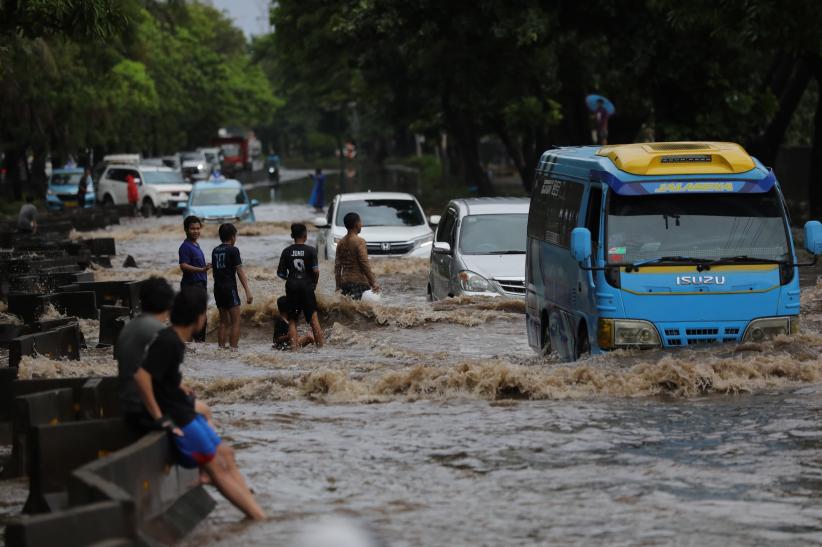 Kendaraan Nekat Terobos Banjir di Jalan Daan Mogot - Bagian 4