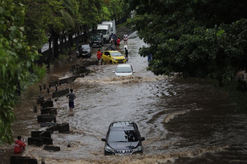 Kendaraan Nekat Terobos Banjir di Jalan Daan Mogot - Bagian 3