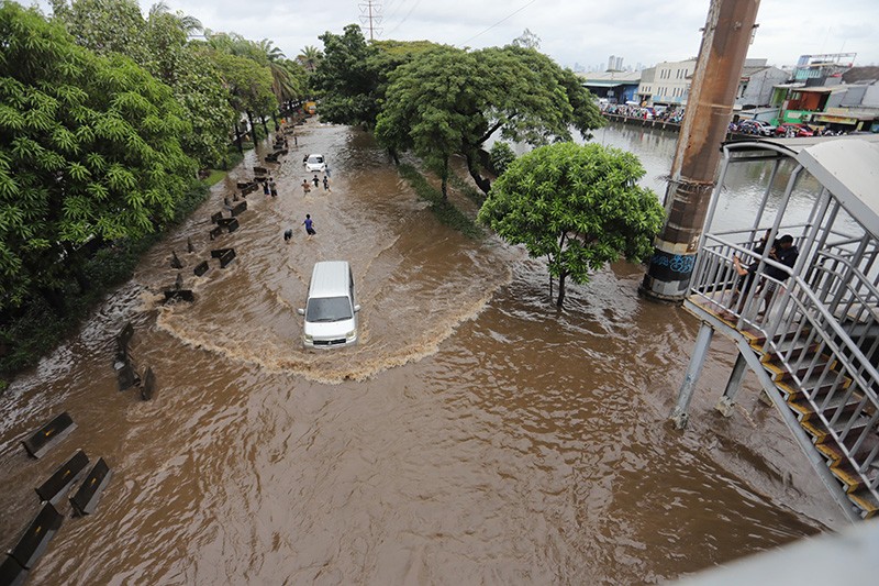 Kendaraan Nekat Terobos Banjir di Jalan Daan Mogot - Bagian 1