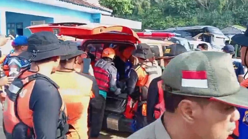 title Jenazah Korban Outing Class SMP 7 Mojokerto di Pantai Drini Diberangkatkan ke Rumah Duka Jenazah Korban Outing Class SMP 7 Mojokerto di Pantai Drini Diberangkatkan ke Rumah Duka