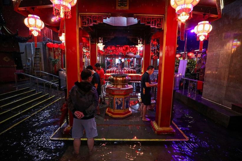 Warga Tionghoa Sembahyang di Tengah Kepungan Banjir - Bagian 6