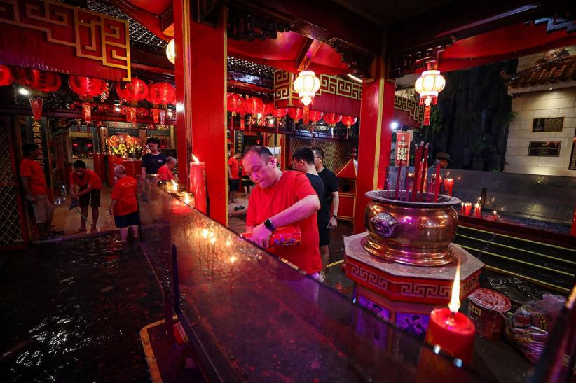 Warga Tionghoa Sembahyang di Tengah Kepungan Banjir - Bagian 7