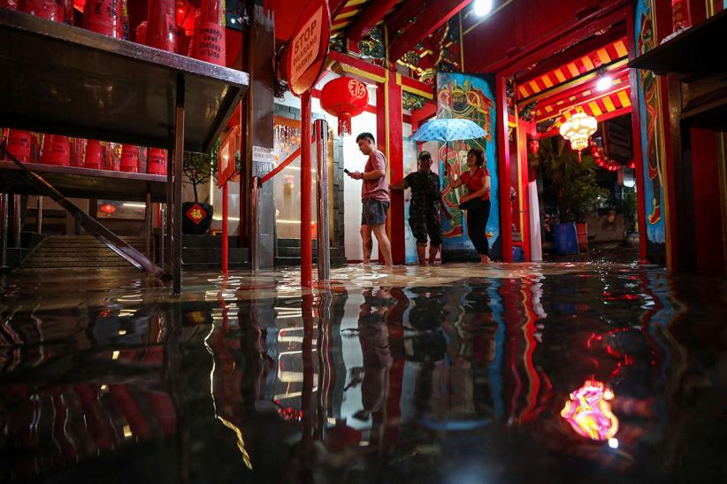 Warga Tionghoa Sembahyang di Tengah Kepungan Banjir - Bagian 5