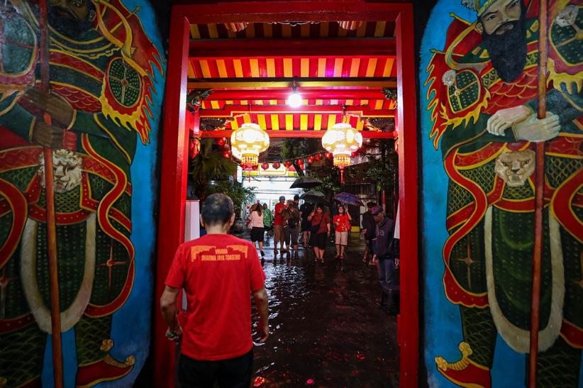 Warga Tionghoa Sembahyang di Tengah Kepungan Banjir - Bagian 4