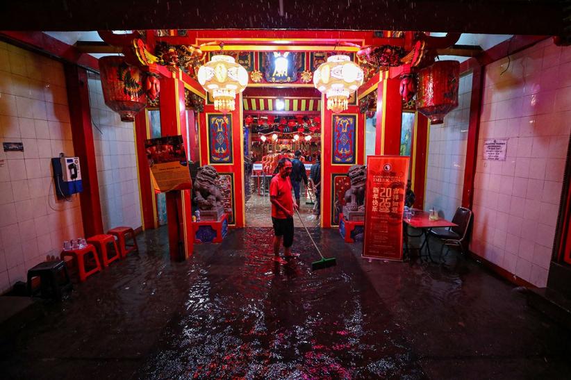 Warga Tionghoa Sembahyang di Tengah Kepungan Banjir - Bagian 2