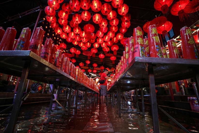 Warga Tionghoa Sembahyang di Tengah Kepungan Banjir - Bagian 1