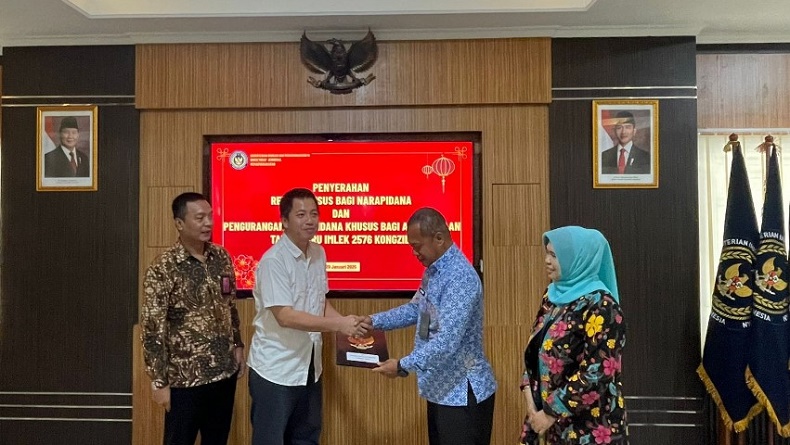 title Hari Raya Imlek, 3 Narapidana Beragama Khonghucu di Jateng Dapat Remisi Khusus Hari Raya Imlek, 3 Narapidana Beragama Khonghucu di Jateng Dapat Remisi Khusus
