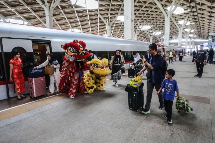 Ragam Hiburan Warnai Imlek di Stasiun Kereta Cepat Whoosh    - Bagian 2