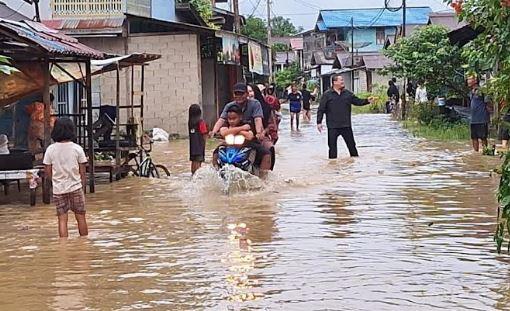 title Banjir Landa 6 Kabupaten di Kalbar, 148.693 Warga Terdampak 606 Jiwa Mengungsi Banjir Landa 6 Kabupaten di Kalbar, 148.693 Warga Terdampak 606 Jiwa Mengungsi