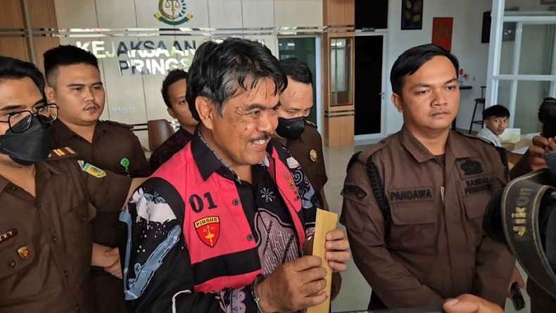 title Sekda Pringsewu Heri Iswahyudi Ditetapkan Tersangka Korupsi Dana Hibah, Langsung Ditahan Sekda Pringsewu Heri Iswahyudi Ditetapkan Tersangka Korupsi Dana Hibah, Langsung Ditahan