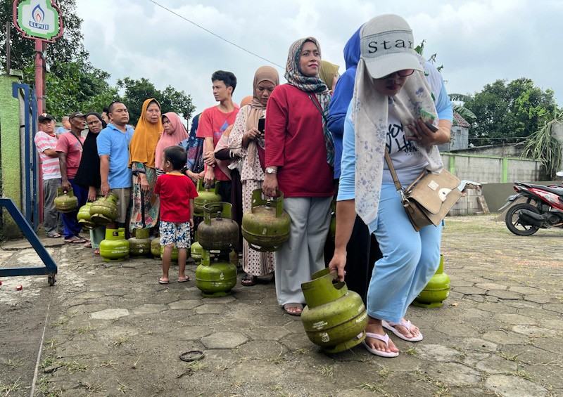 Warga Pondok Cabe Rela Antre Berjam-jam Demi Dapat Gas 3 Kg Langka - Bagian 3
