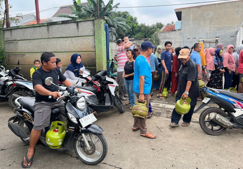 Warga Pondok Cabe Rela Antre Berjam-jam Demi Dapat Gas 3 Kg Langka - Bagian 4